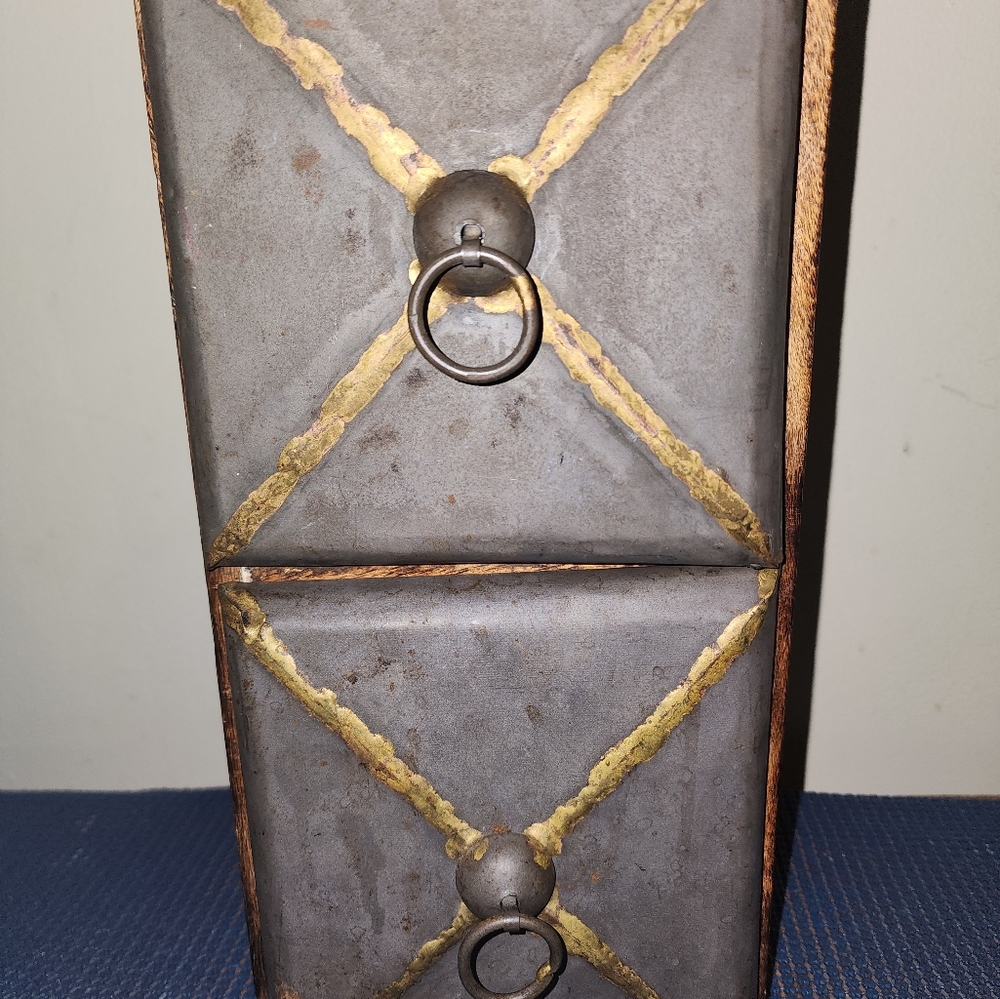 Small decorative shelf